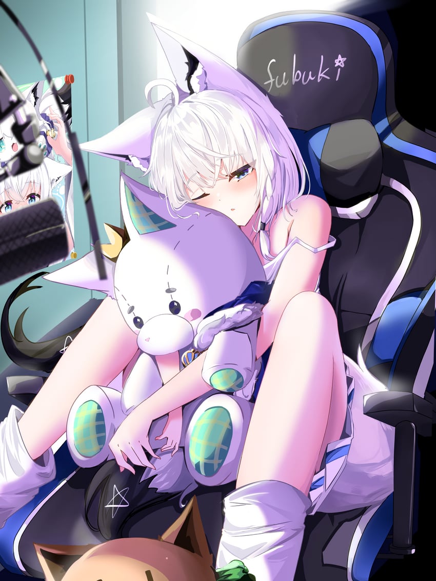 Hololive、白上吹雪、醋昆布 1名女孩 兽耳 裸臂 蓝眼 椅子