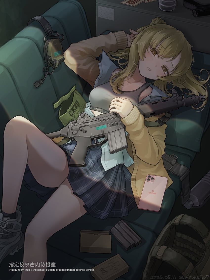 原创 1名女孩 突击步枪 裸腿 金发 瓶子