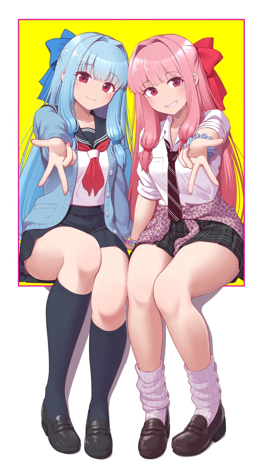 二次元插画 2名女孩 动物花纹 黑色水手领 黑鞋 黑色裙子