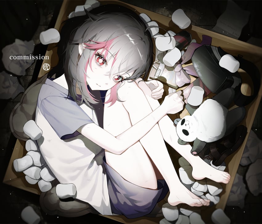 原创 1名女孩 赤脚 盒子 纸箱 闭嘴
