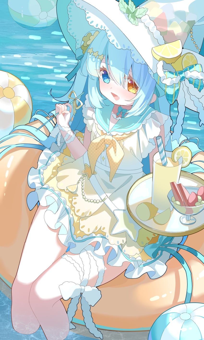 原创 1名女孩 球 沙滩球 蓝眼 蓝发