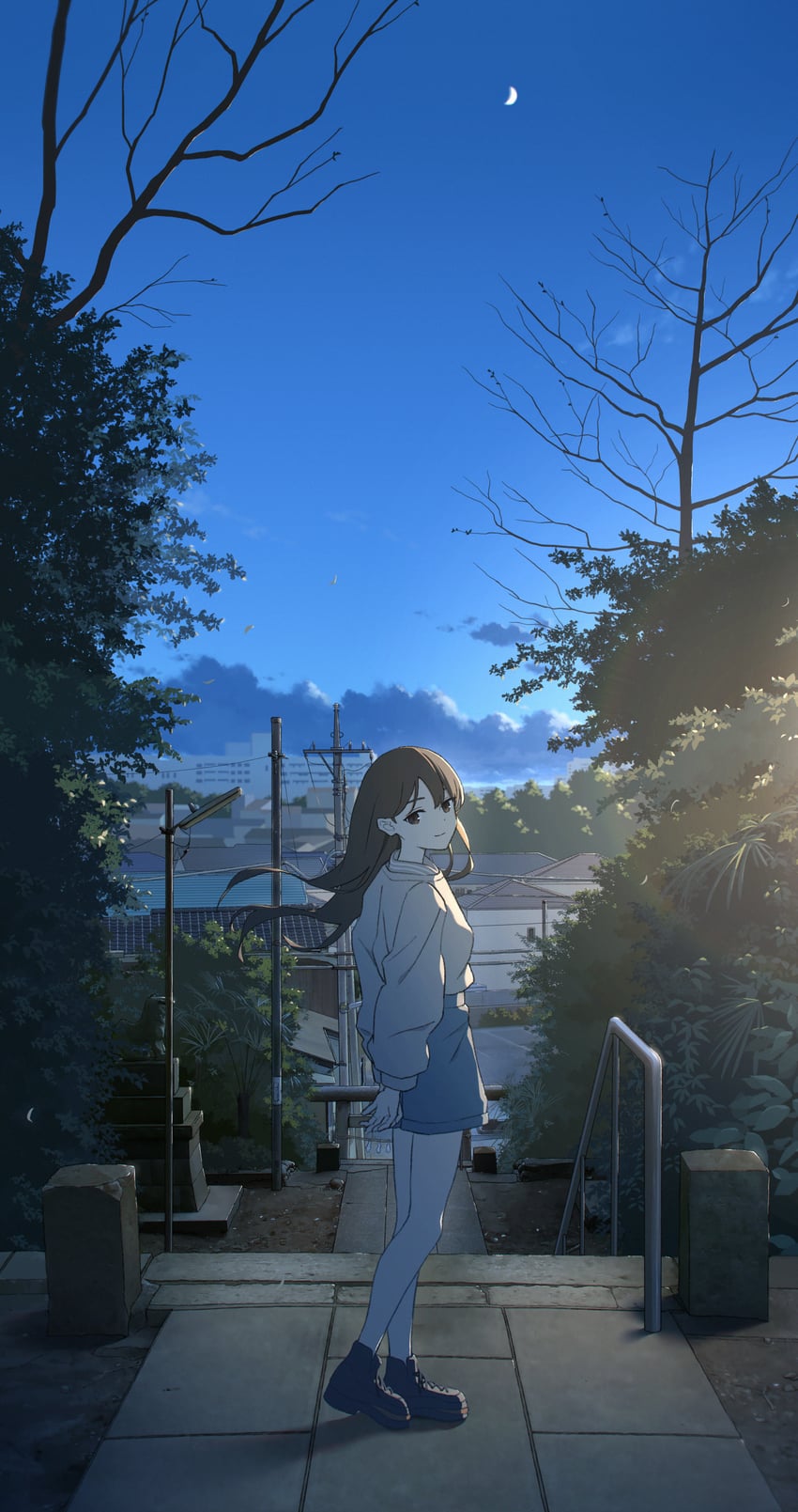 原创 1名女孩 双手背在身后 枯树 黑鞋 蓝色短裤