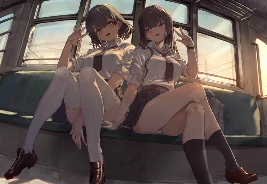 原创 2名女孩 包 腿间 黑袜 棕眼睛