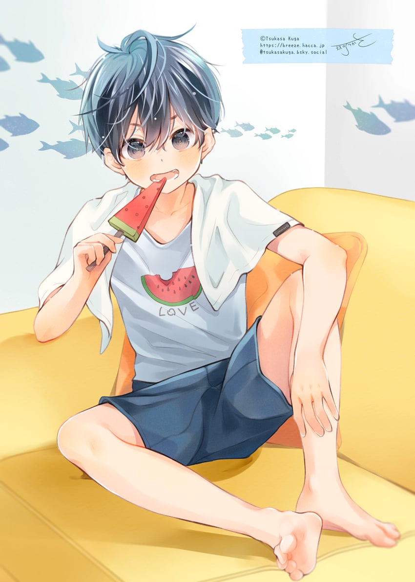 原创 1名男孩 赤脚 蓝发 蓝色短裤 棕眼睛