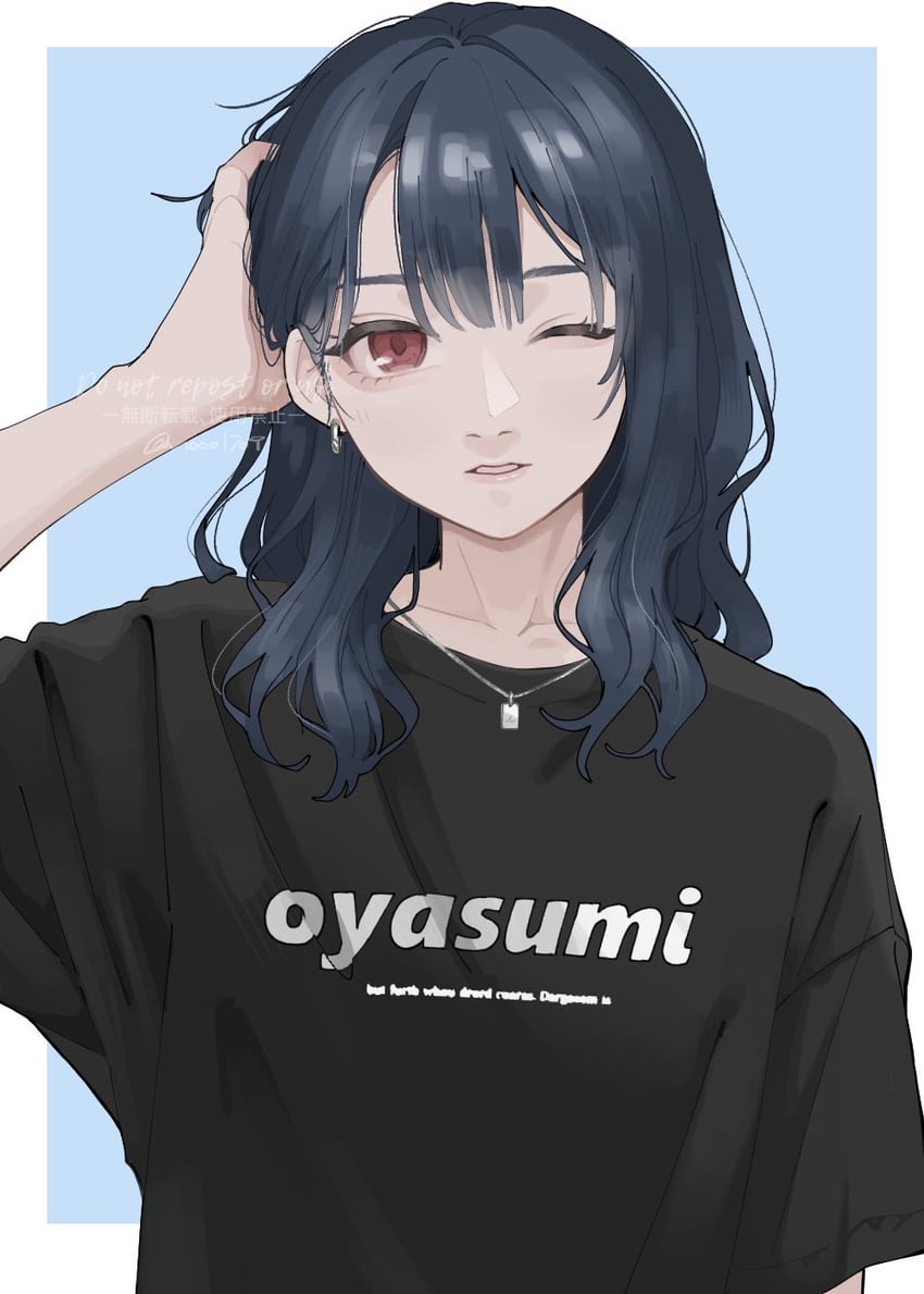 原创 1名女孩 手臂放在侧边 黑衬衫 蓝色背景 蓝眼