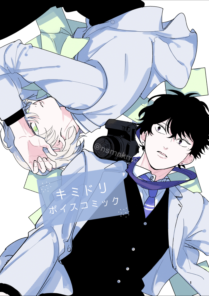 二次元插画 2个男孩 黑发 纽扣 照相机 有领衬衫