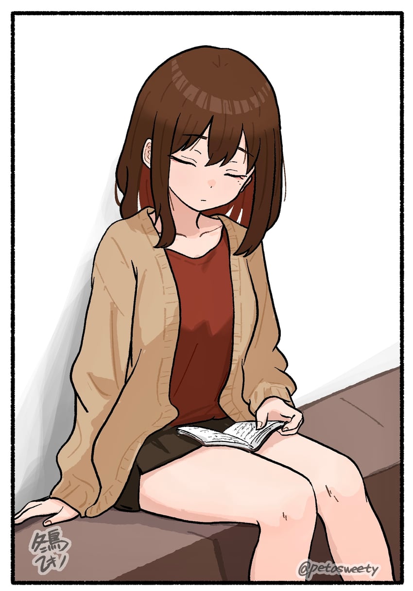 原创 1名女孩 作者名 裸腿 黑色短裤 书