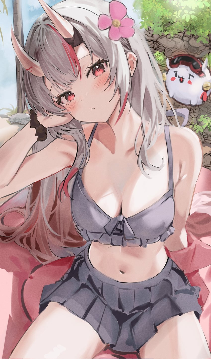 Hololive、百鬼绫目 1名女孩 裸臂 裸腿 铃铛 乳房