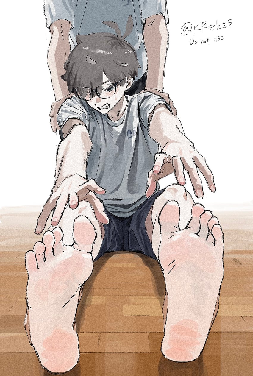 原创 2个男孩 呆毛 辅助拉伸 赤脚 棕发
