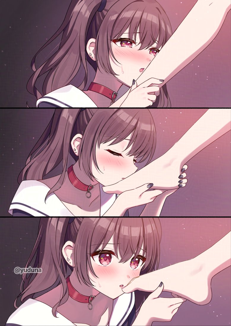 原创 2名女孩 赤脚 黑色指甲 脸红 棕发