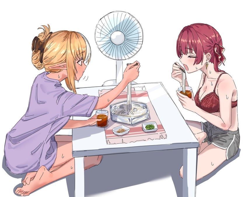 Hololive、宝钟玛琳、不知火芙蕾雅 2名女孩 替换服装 手臂放在桌上 举手 赤脚