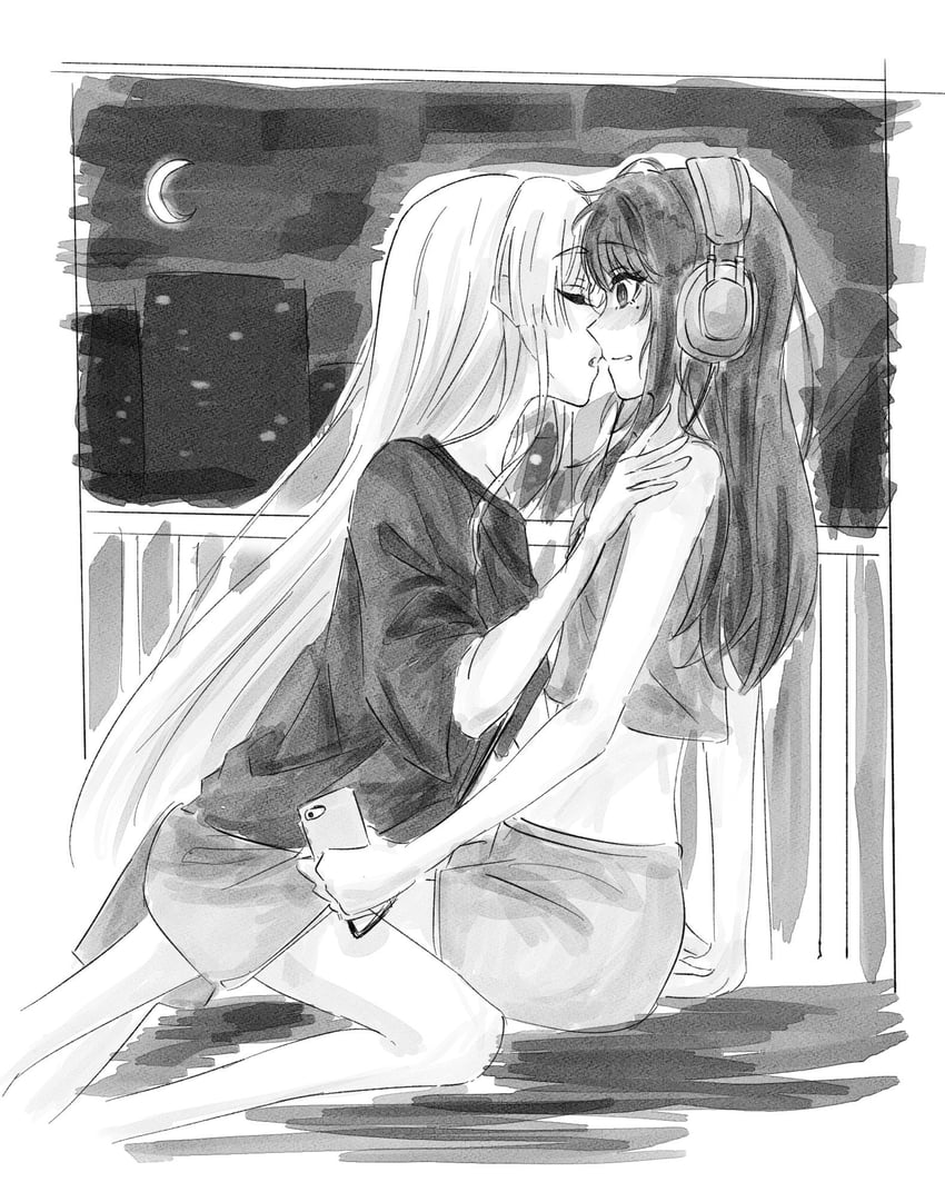 超辉夜姬!、辉夜 (超辉夜姬!)、坂寄伊吕波 2名女孩 手机 露脐短衫 灰度 耳机