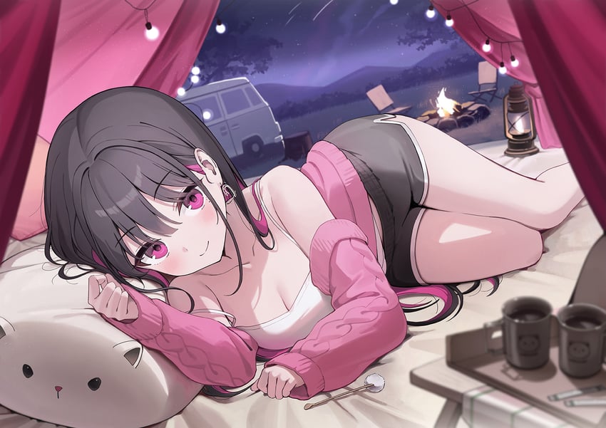 原创 1名女孩 露肩 黑发 黑色短裤 脸红