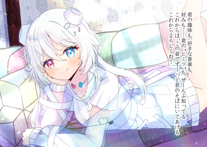 二次元插画 1名女孩 赤脚 蓝眼 闭嘴 长沙发