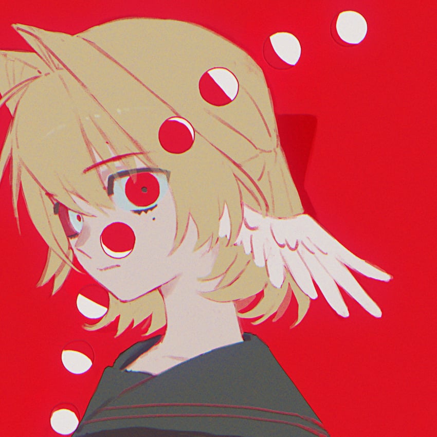 原创 1名女孩 呆滞脸 黑衬衫 金发 特写