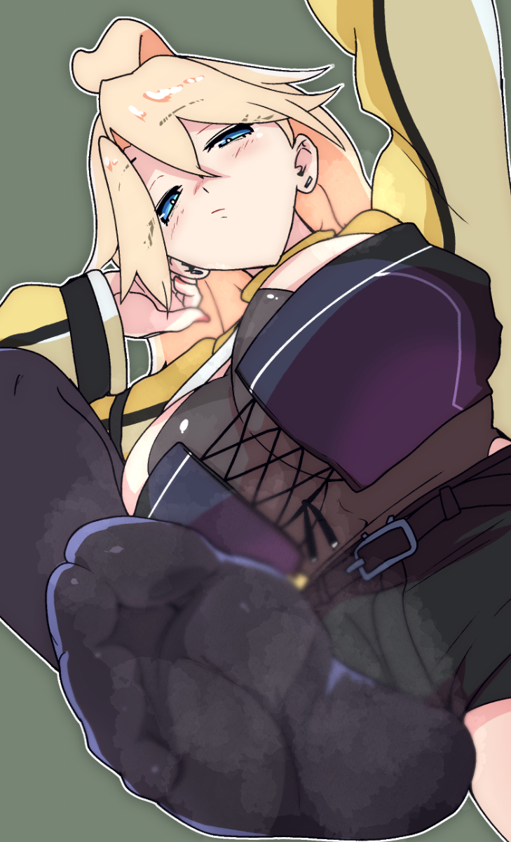 二次元插画 1名女孩 腰带 黑色连裤袜 黑色短裤 金发