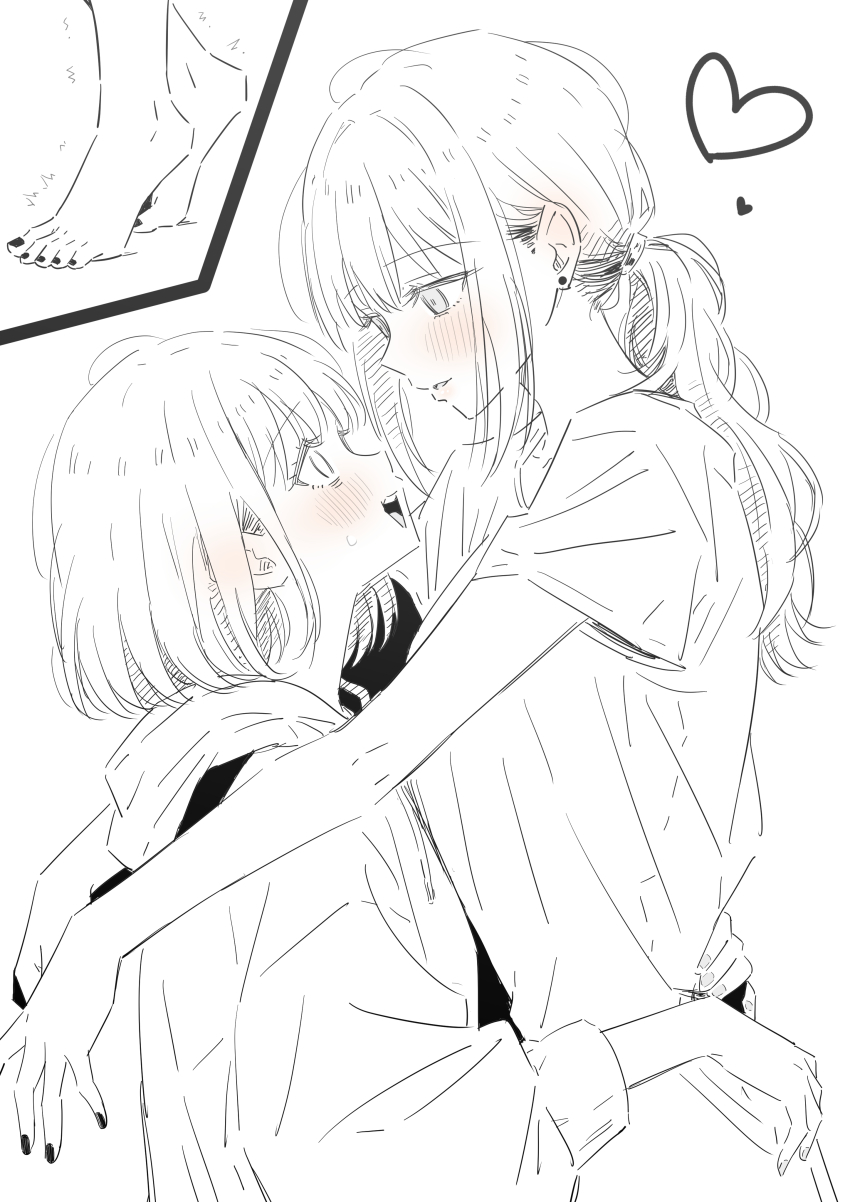 原创 2名女孩 勾住脖子 赤脚 脸红 耳环