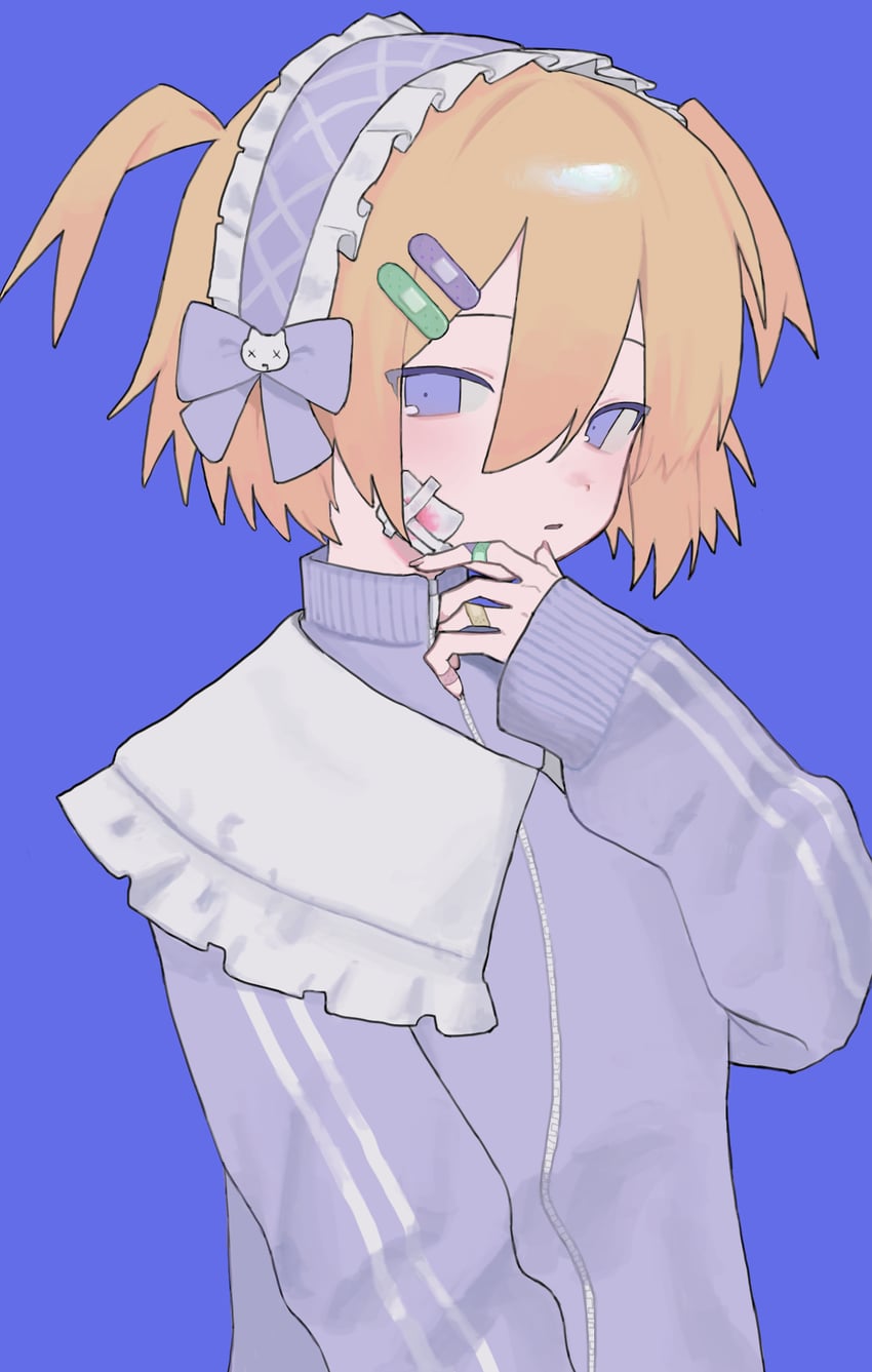 原创 1名女孩 创可贴 手上贴创可贴 金发 蓝色背景