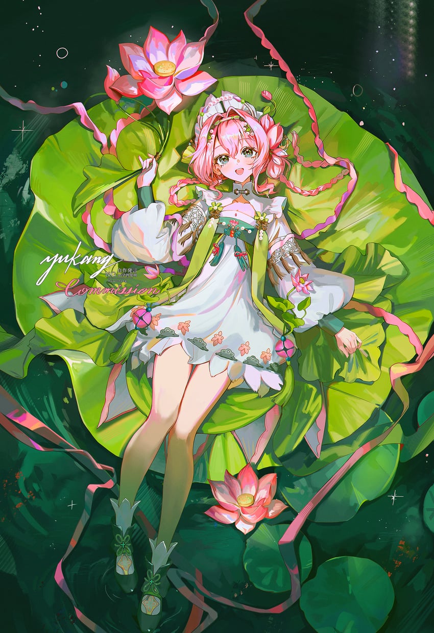 原创 1名女孩 举手 黑鞋 辫子 连衣裙