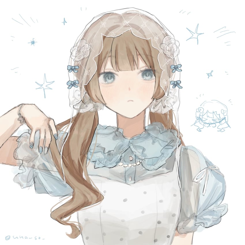 原创 1名女孩 金发 蓝眼 蓝色指甲 手链