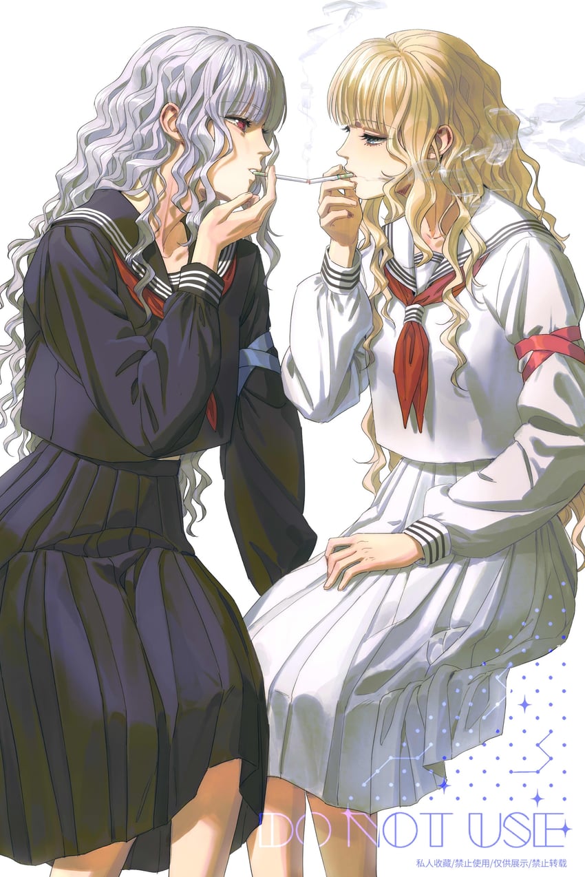 原创 2名女孩 黑色水手服 黑衬衫 黑色裙子 金发
