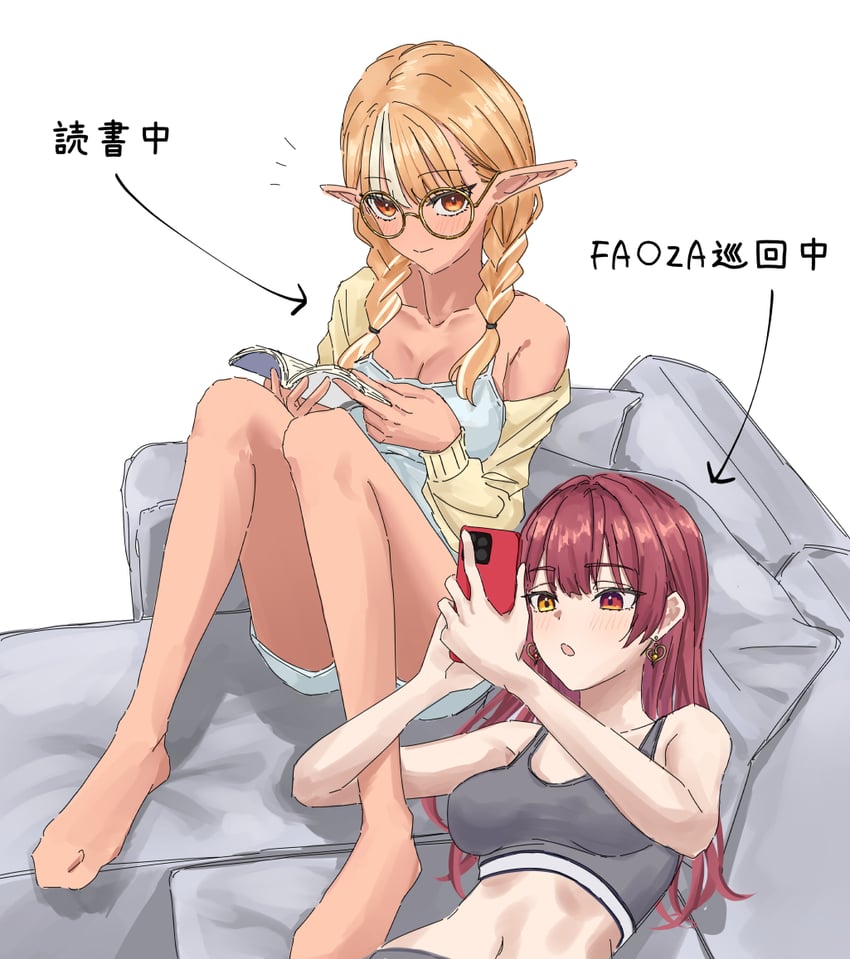 Hololive、宝钟玛琳、不知火芙蕾雅 2名女孩 惊讶 替换服装 不同发型 举起双手