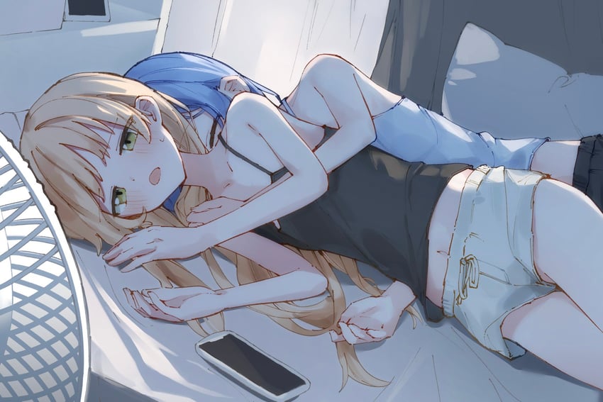 魔法少女的小镇审判、立花雪莉、外能范奈 2名女孩 露肩 床 黑吊带背心 黑色短裤